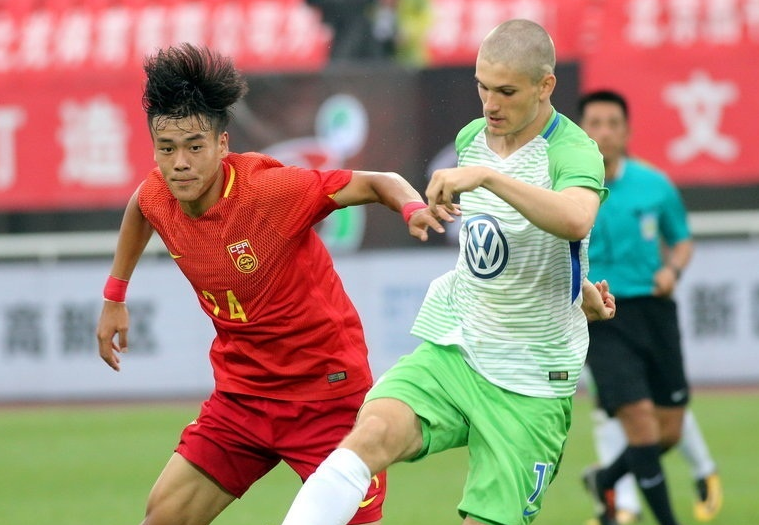 爱游戏电子电竞超级杯，徽州闪电队与皖南玄武队鏖战，VAR改判成焦点！外援联手发威的简单介绍